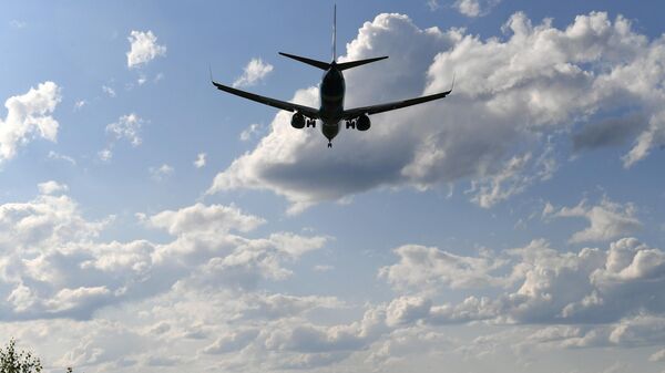 Пассажирский самолет Boeing 737-800 совершает посадку в международном аэропорту им. Дмитрия Хворостовского в Красноярске