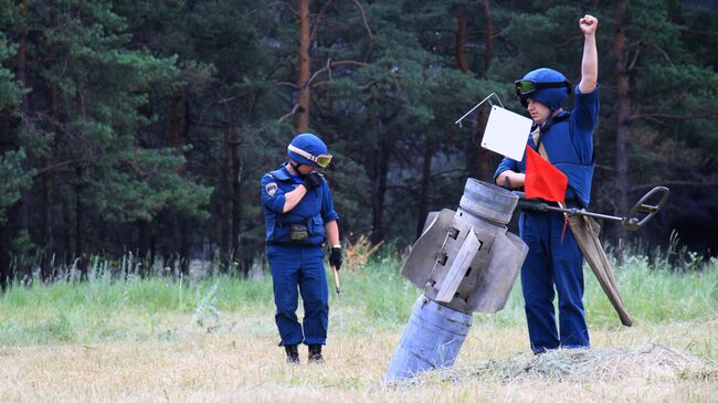 Саперы с неразорвавшимся снарядом