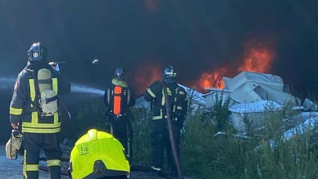 Сотрудники МЧС ликвидируют пожар в здании по производству акриловых ванн под Владимиром