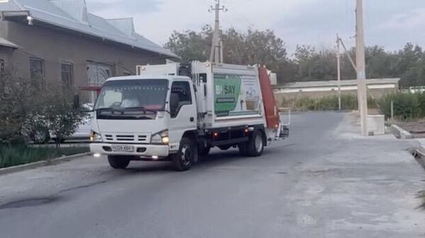 Вывоз мусора из жилых районов в Узбекистане. Кадр видео