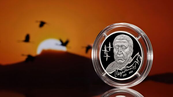 Памятная серебряная монета номиналом 2 рубля в честь советского поэта Расула Гамзатова