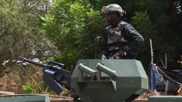 Военнослужащий армии Нигера стоит на страже бронетранспортера