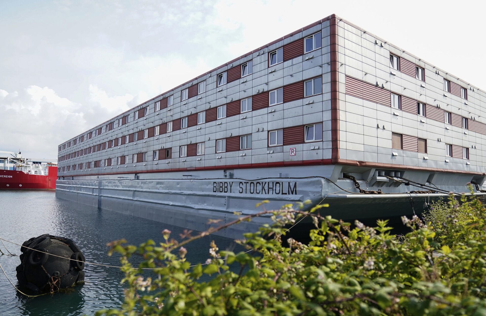 Баржа Bibby Stockholm для размещения мигрантов в порту Портленда в Дорсете, Англия Баржа Bibby Stockholm для размещения мигрантов в порту Портленда в Дорсете, Англия - РИА Новости, 1920, 15.04.2024