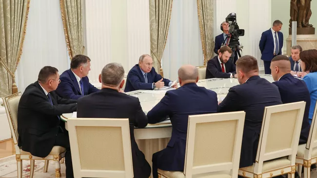 Президент РФ Владимир Путин проводит совещание по вопросам развития строительной отрасли