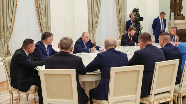 Президент РФ Владимир Путин проводит совещание по вопросам развития строительной отрасли