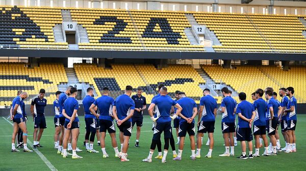 Футболисты загребского Динамо на стадионе афинского АЕКа