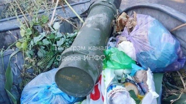 Тубус гранатомета, найденный в мусорном баке в Одессе