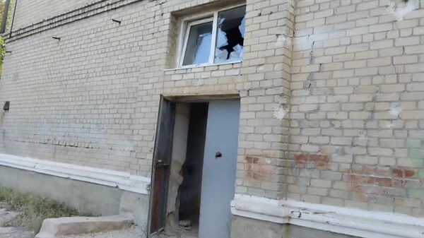 Здание школы в Горловке, поврежденное в результате обстрела со стороны ВСУ. Кадр видео
