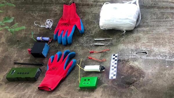 Компоненты для изготовления самодельного взрывного устройства, обнаруженные сотрудниками ФСБ у подозреваемого в Крыму