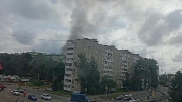 Дым над территорией Загорского оптико-механического завода в Сергиевом Посаде, где произошел взрыв. Стоп-кадр видео