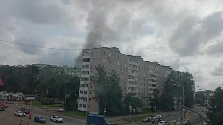 Дым над территорией Загорского оптико-механического завода в Сергиевом Посаде, где произошел взрыв. Стоп-кадр видео Дым над территорией Загорского оптико-механического завода в Сергиевом Посаде, где произошел взрыв. Стоп-кадр видео