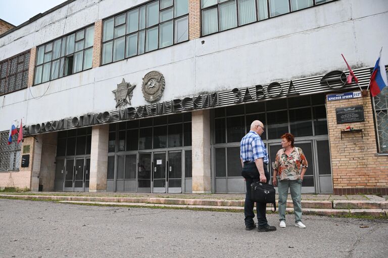 Главный вход Загорского оптико-механического завода в Сергиевом Посаде, на территории которого произошел взрыв