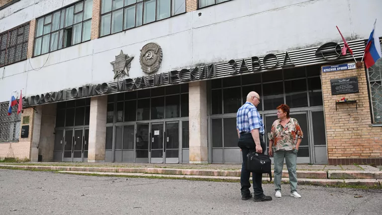Главный вход Загорского оптико-механического завода в Сергиевом Посаде, на территории которого произошел взрыв Главный вход Загорского оптико-механического завода в Сергиевом Посаде, на территории которого произошел взрыв