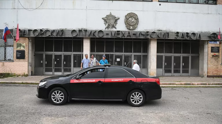 Автомобиль Следственного комитета РФ у главного входа Загорского оптико-механического завода в Сергиевом Посаде, на территории которого произошел взрыв Автомобиль Следственного комитета РФ у главного входа Загорского оптико-механического завода в Сергиевом Посаде, на территории которого произошел взрыв
