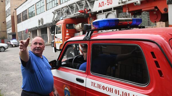 Машины противопожарной службы МЧС РФ у Загорского оптико-механического завода в Сергиевом Посаде, на территории которого произошел взрыв