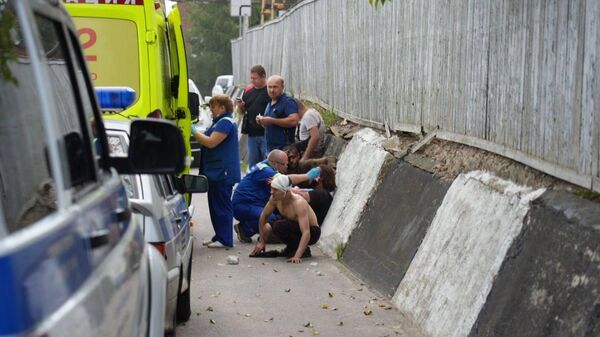 Медики оказывают помощь пострадавшим на месте взрыва на заводе в Сергиевом Посаде