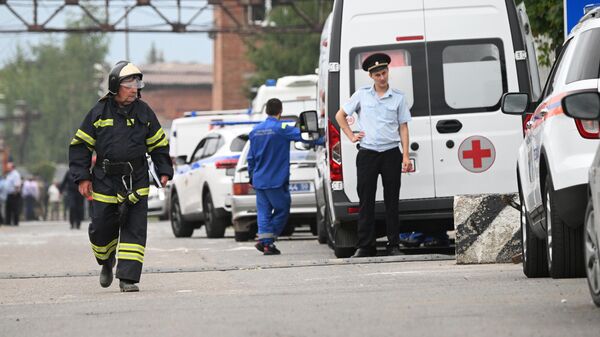 Спецавтомобили у Загорского оптико-механического завода в Сергиевом Посаде, на территории которого произошел взрыв