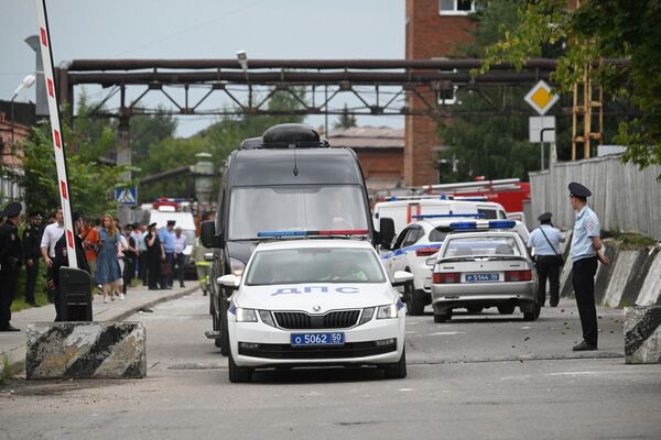 Спецавтомобили у Загорского оптико-механического завода в Сергиевом Посаде, на территории которого произошел взрыв