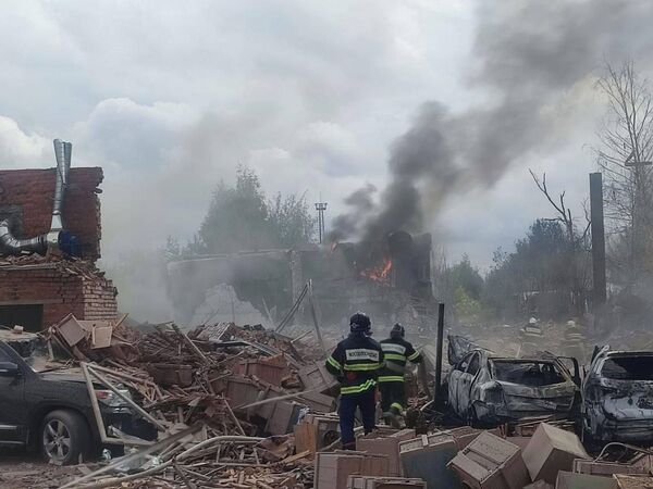 Сотрудники МЧС на месте взрыва на складе пиротехники в Сергиевом Посаде