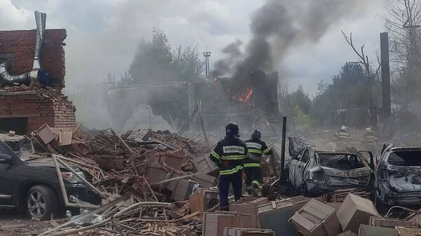 Сотрудники МЧС на месте взрыва на складе пиротехники в Сергиевом Посаде
