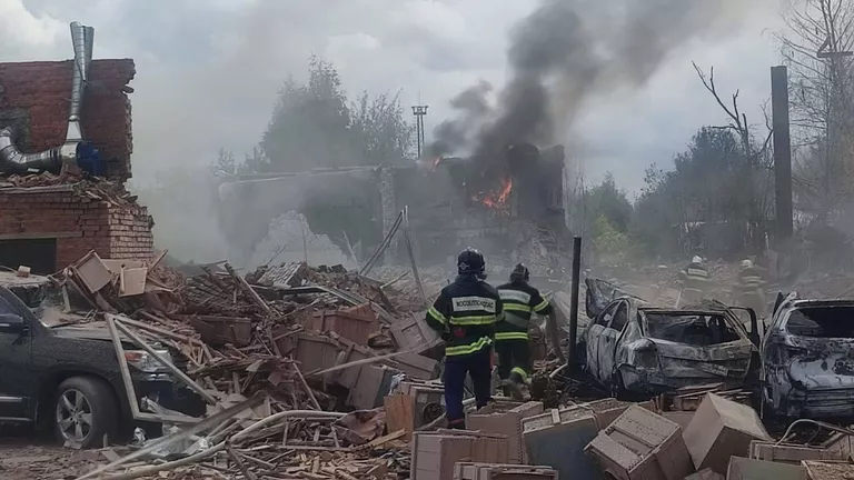 Сотрудники МЧС на месте взрыва на складе пиротехники в Сергиевом Посаде Сотрудники МЧС на месте взрыва на складе пиротехники в Сергиевом Посаде