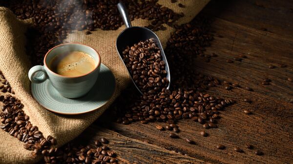 Чашка с кофе и кофейные зерна