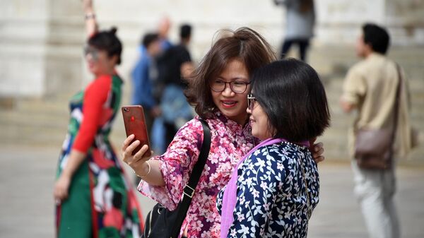 Иностранные туристы фотографируются на Соборной площади Московского Кремля