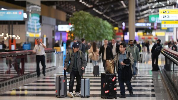 Туристы в международном аэропорту Шереметьево