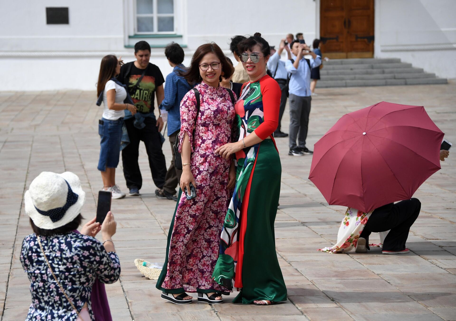 Иностранные туристы фотографируются на Соборной площади Московского Кремля - РИА Новости, 1920, 09.08.2023