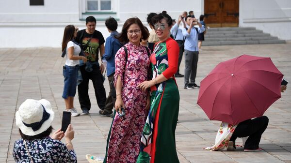 Иностранные туристы фотографируются на Соборной площади Московского Кремля