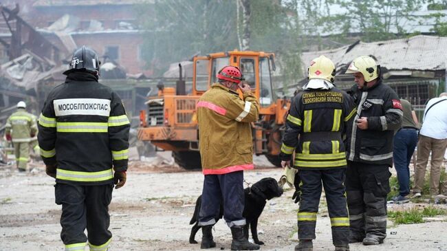 Сотрудники противопожарной службы у Загорского оптико-механического завода в Сергиевом Посаде, на территории которого произошел взрыв