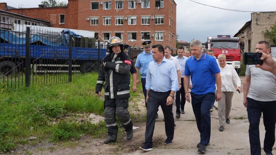 Губернатор Московской области Андрей Воробьев на месте взрыва на территории Загорского оптико-механического завода в Сергиевом Посаде. 9 августа 2023 - РИА Новости, 1920, 09.08.2023