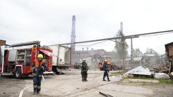 Спасатели на месте взрыва на территории Загорского оптико-механического завода в Сергиевом Посаде
