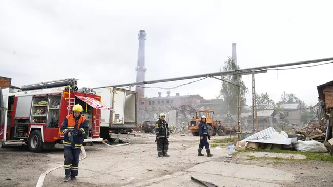 Спасатели на месте взрыва на территории Загорского оптико-механического завода в Сергиевом Посаде