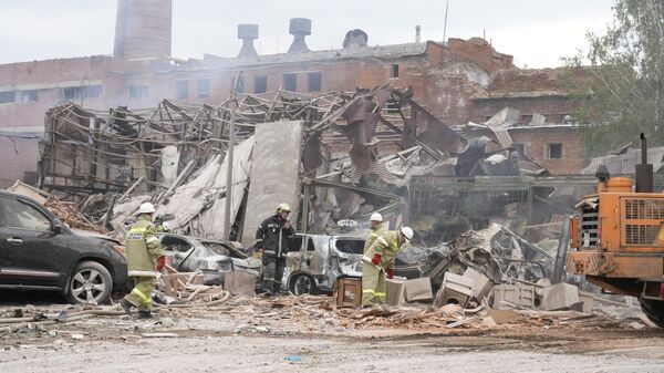 Сотрудники МЧС на месте взрыва склада пиротехники в Сергиевом Посаде