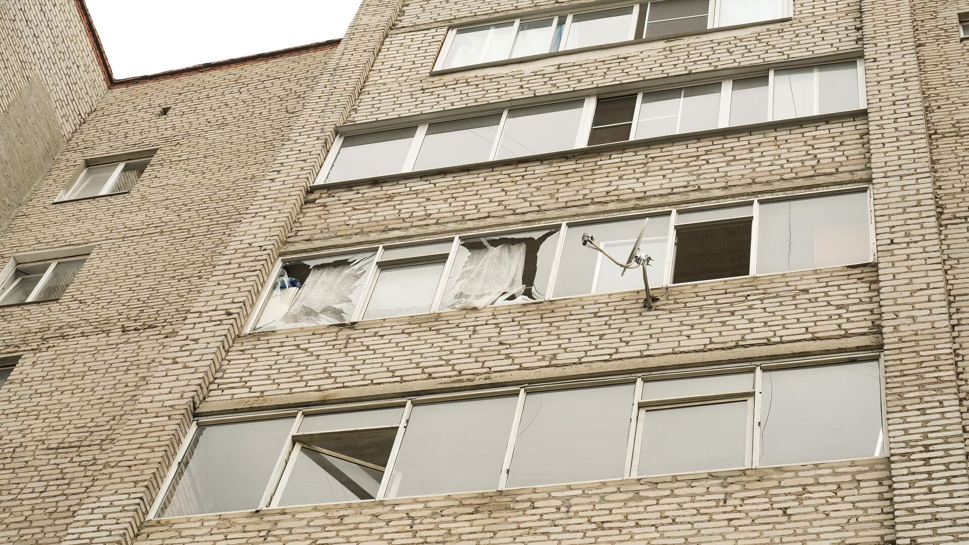 Повреждения многоквартирного дома в результате взрыва на заводе в Сергиевом Посаде - РИА Новости, 1920, 11.08.2023