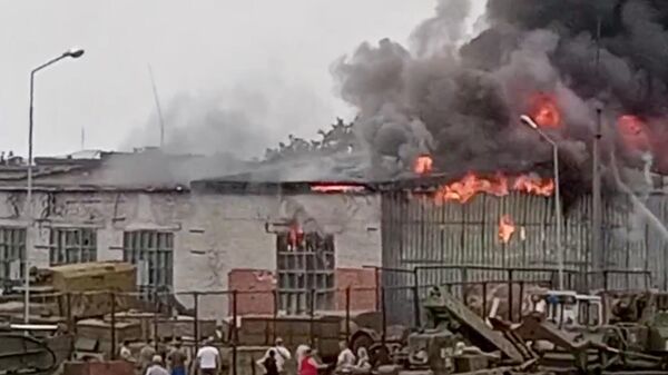Вещевой склад горит в Георгиевске в Ставропольском крае. Стоп-кадр