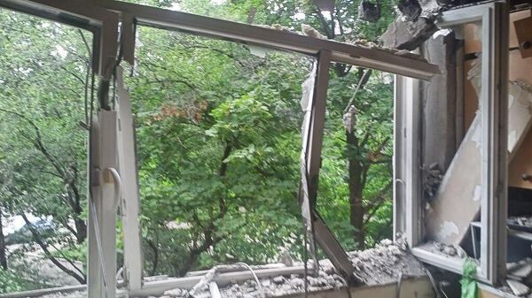 Повреждение квартиры в Горловке в результате обстрела ВСУ