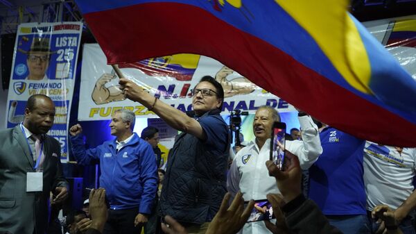 Кандидат в президенты Эквадора Фернандо Вильявисенсьо  во время предвыборного митинга за несколько минут до того, как он был застрелен