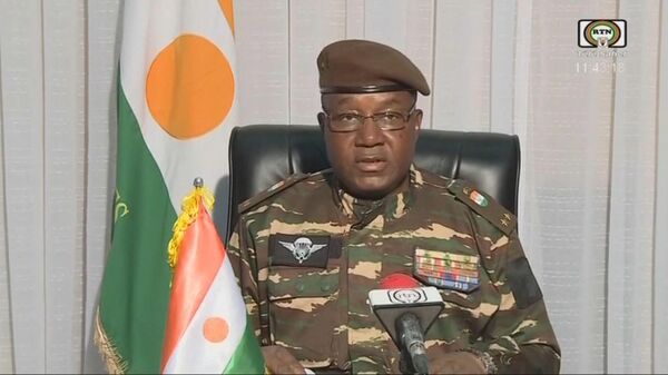 Новый лидер Нигера, Председатель Национального совета по защите отечества генерал Абдурахман Тчиани выступает по национальному телевидению после свержения президента Мохамед Базум