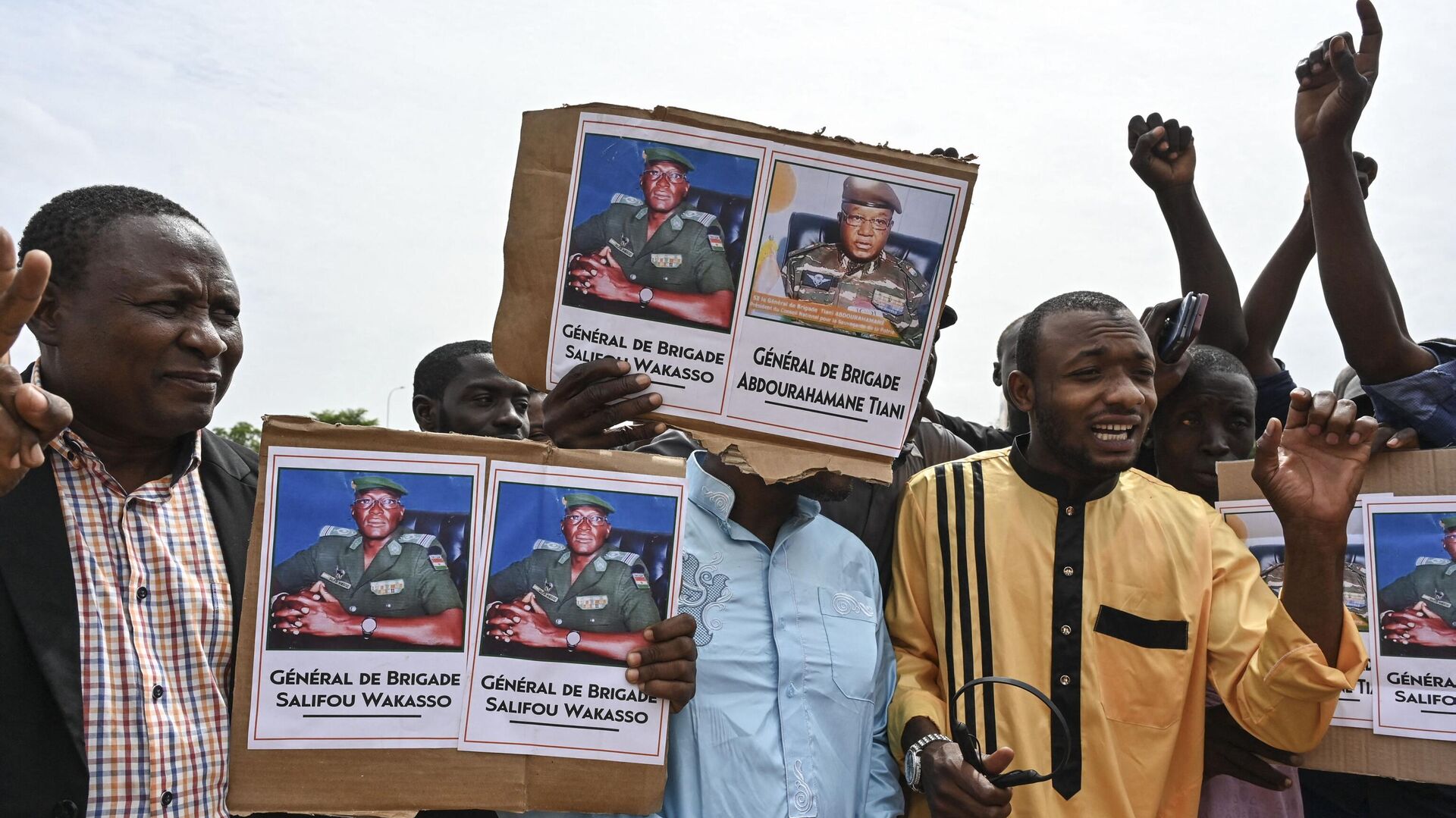 Сторонники Национального совета Нигера по охране родины (CNSP) держит плакат с фотографией генерала Абдурахамана Тиани в Ниамее - РИА Новости, 1920, 13.08.2023