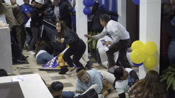 Паника среди участников предвыборного митинга после стрельбы в кандидата в президенты Эквадора Фернандо Вильявисенсьо