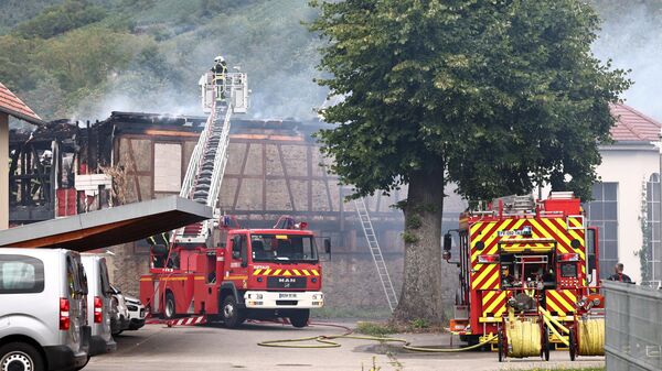 Пожарные тушат пожар, возникший в доме для инвалидов в Винценхайме недалеко от Кольмара