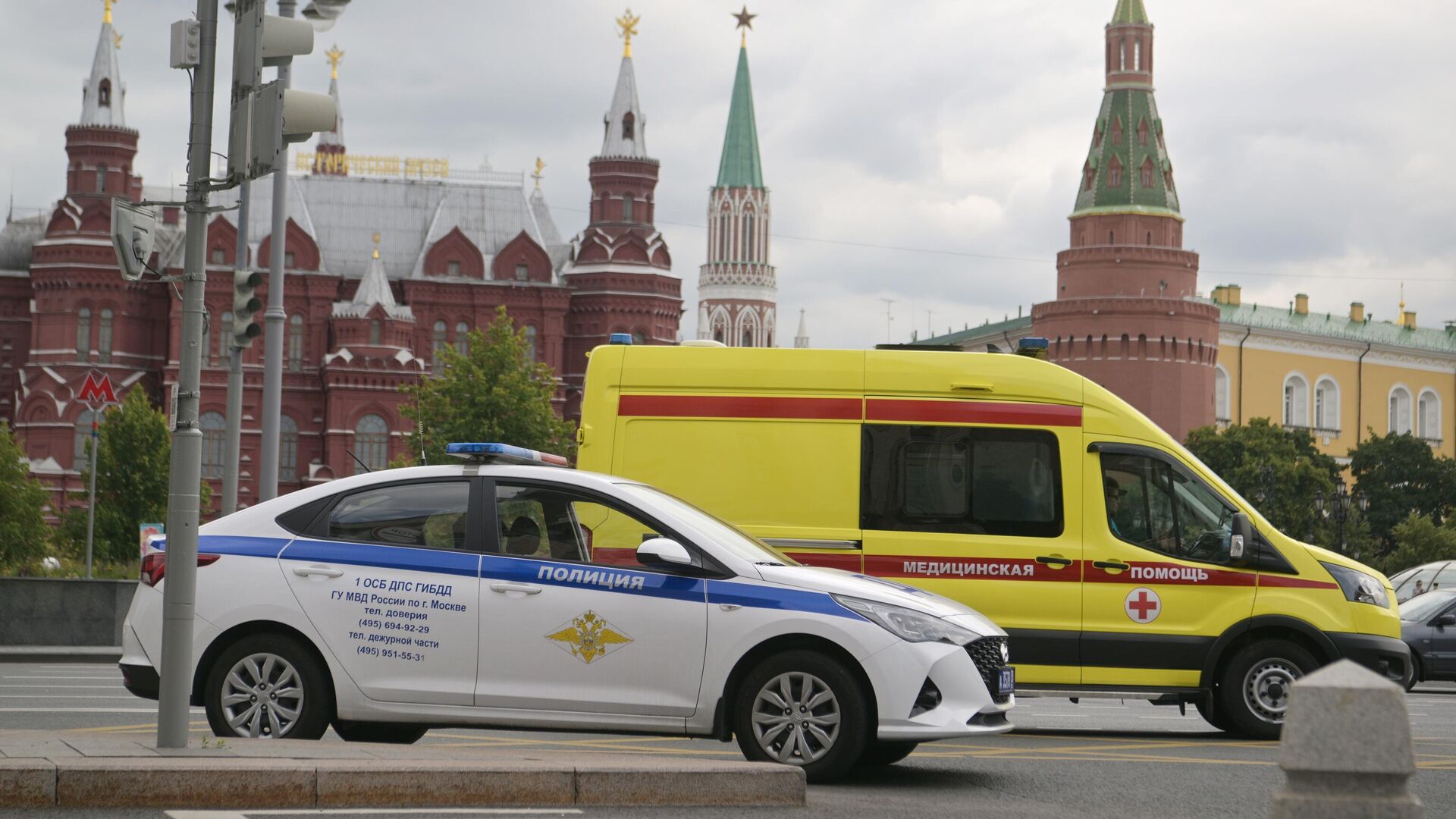 Автомобили скорой медицинской помощи и полиции в центре Москвы - РИА Новости, 1920, 25.08.2024