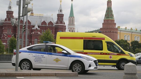 Автомобили скорой медицинской помощи и полиции в центре Москвы