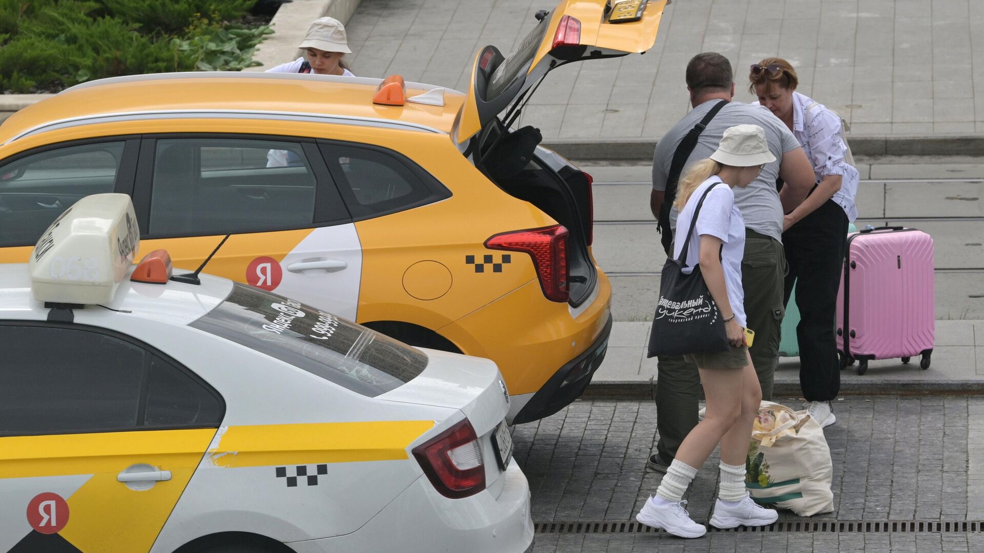 Пассажиры с багажом и автомобили такси возле Павелецкого вокзала в Москве - РИА Новости, 1920, 02.09.2023