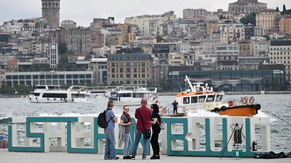 Туристы на набережной в Стамбуле
