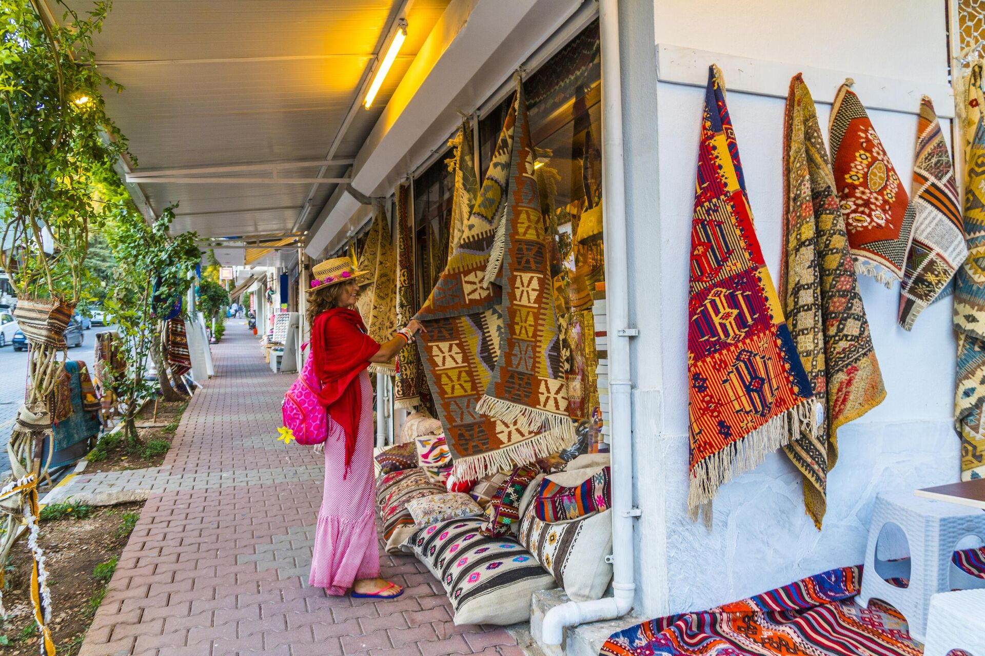 Туристка смотрит на ковры в магазине в Турции - РИА Новости, 1920, 10.08.2023