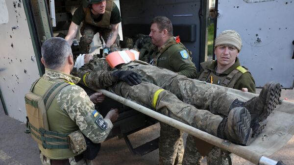 Медики эвакуируют раненого украинского военного