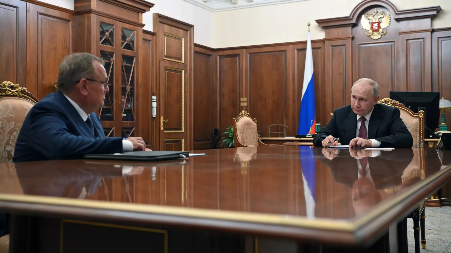 Президент РФ Владимир Путин и президент - председатель правления Банка ВТБ Андрей Костин во время встречи - РИА Новости, 1920, 27.11.2023